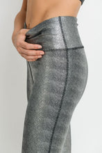 Load image into Gallery viewer, HIGHWAIST METALLIC FOIL SCALED LEGGINGS